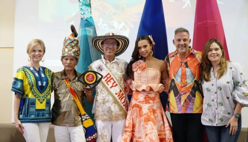 La reina Natalia De Castro, el Rey Momo Sebastián Guzmán, la gerente de Carnaval, Sandra Gómez, el director de la Clena, Juancho Jaramillo y la secretaria de Cultura, María Teresa Fernández.