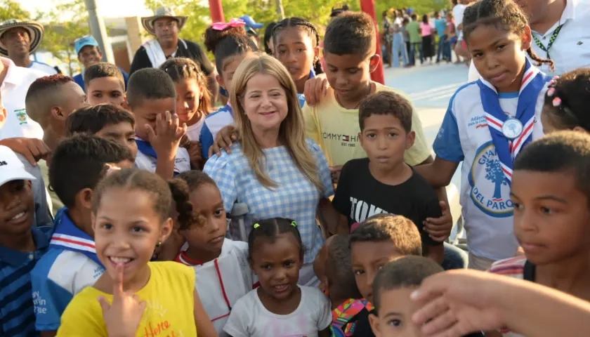 Los niños rodean a la gobernadora Elsa Noguera en la inauguración del parque en Repelón.