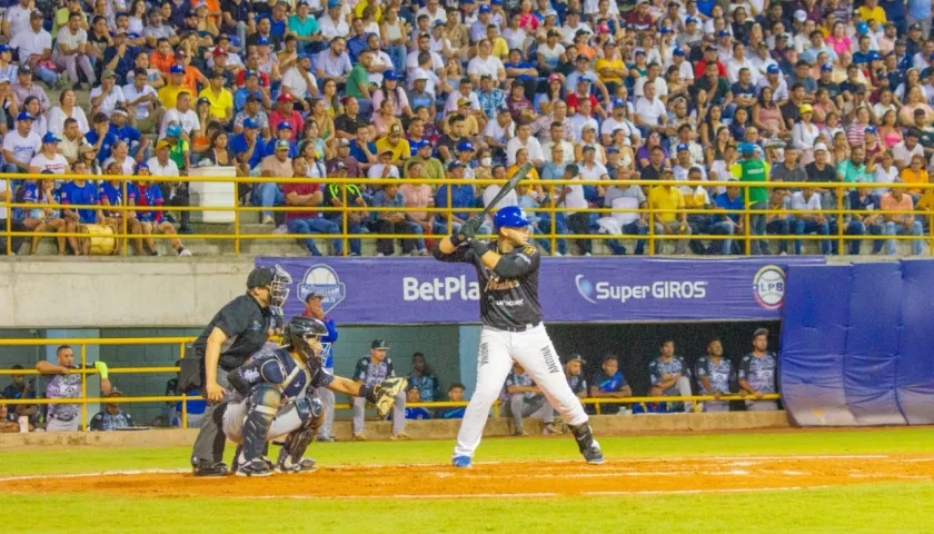 Caimanes, Vaqueros y mascotas esta tarde en el estadio.