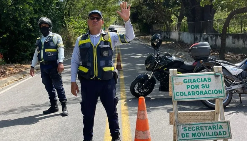 La Policía de Tránsito vigila el cumplimiento de las normas en los balnearios de Santa Marta.