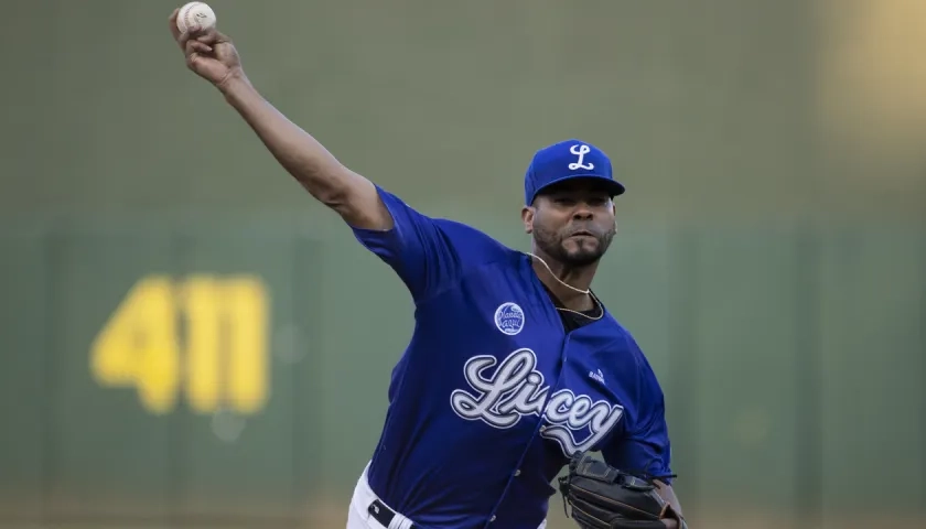 Esmil Rogers lanzó seis entradas por los Tigres y fue el pitcher ganador.