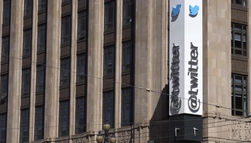 Logo de la compañía Twiiter, en la fachada de su sede principal en San Francisco, California.