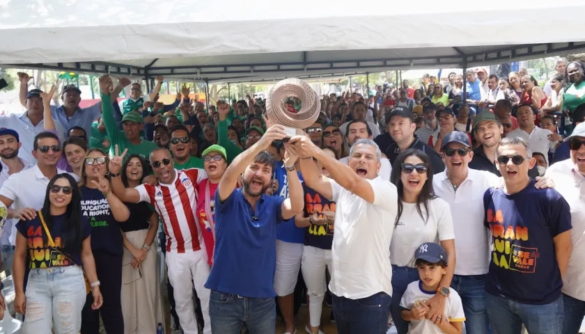 El Alcalde Jaime Pumarejo compartiendo el premio con guardaparques.