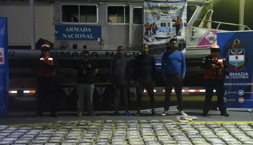 Los tres capturados con la droga incautada.