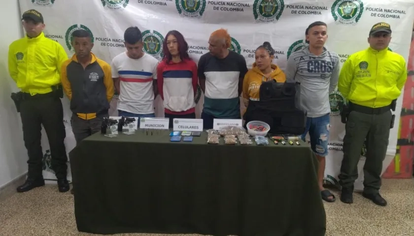 Los capturados en el operativo por la Policía. 