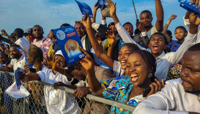 Cientos de fieles asistieron a la misa que el papa Francisco celebró en el aeropuerto "Ndolo" de la capital de la República Democrática del Congo.