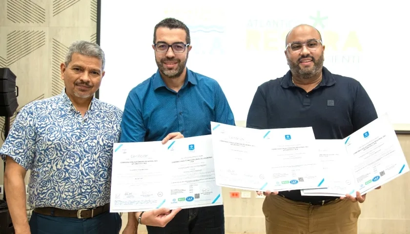 El Director de la C.R.A., Jesús León, recibiendo la certificación Icontec.