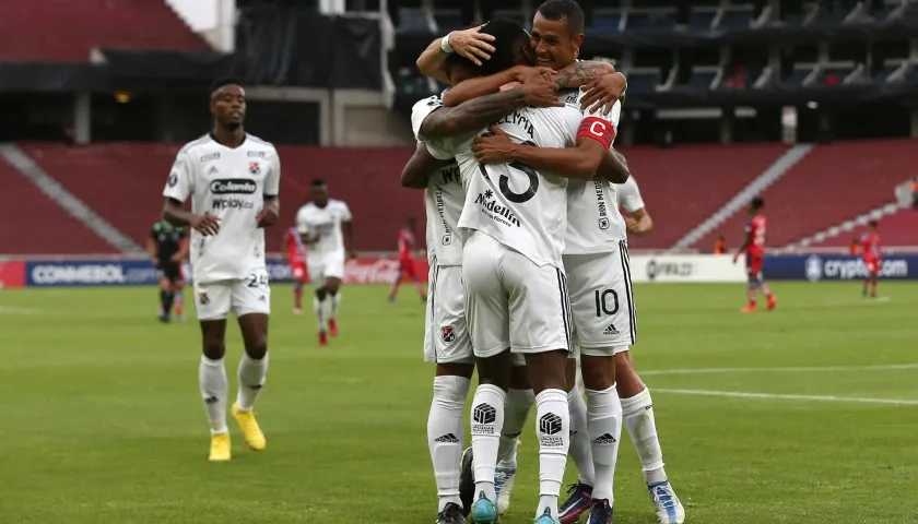 Jugadores de Independiente Medellín celebra un gol de Ever Valencia 