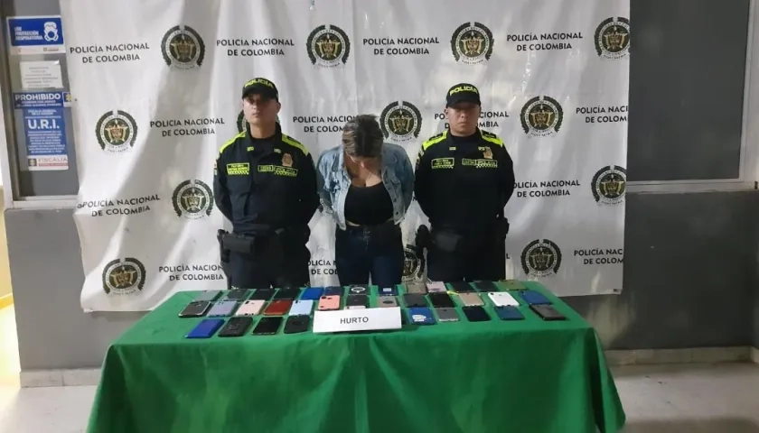 Mujer capturada con 38 celulares en su poder