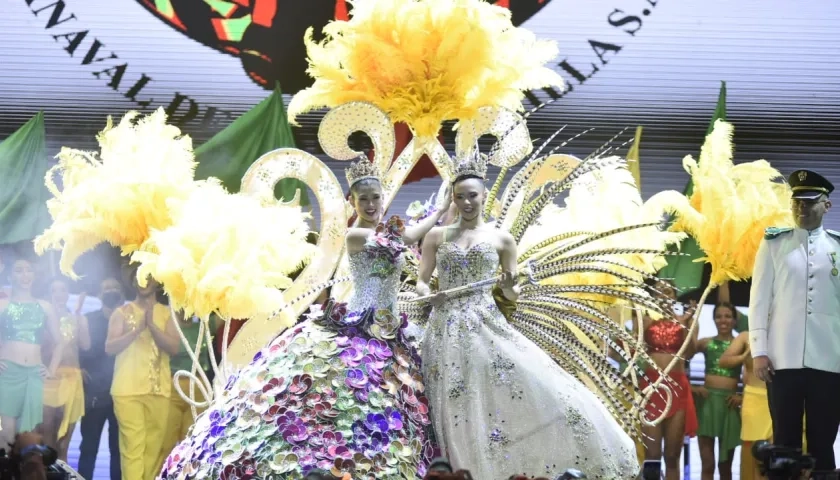 Valeria Charris, soberana 2022, impuso la corona a Natalia De Castro González, reina del Carnaval 2023