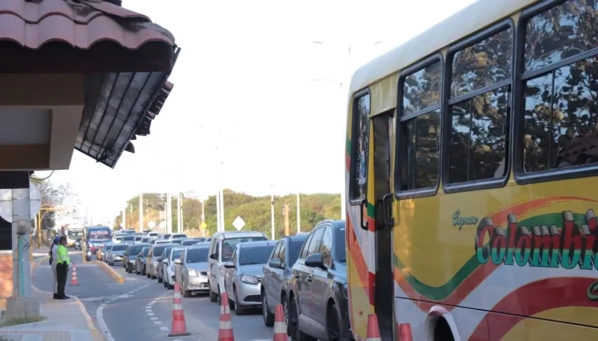 Trancones en el peaje Papiros.