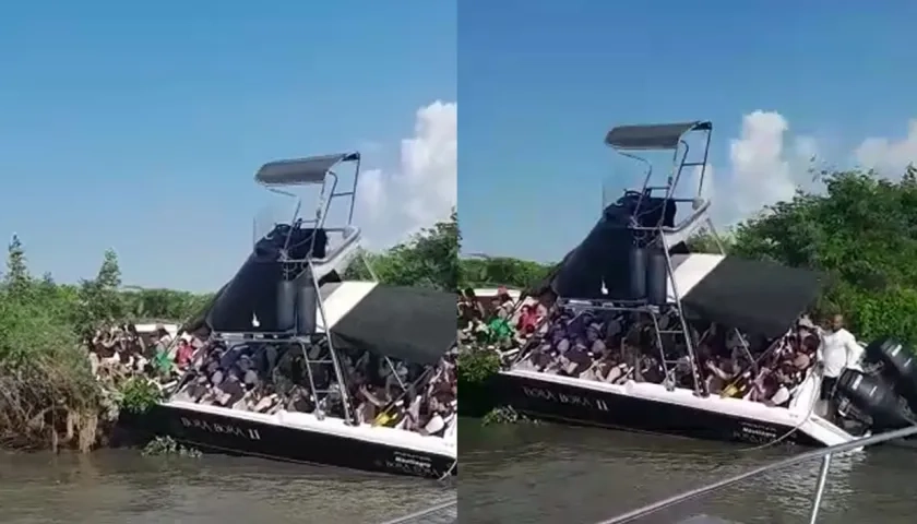 La embarcación encallada en el Canal del Dique con los turistas a bordo.