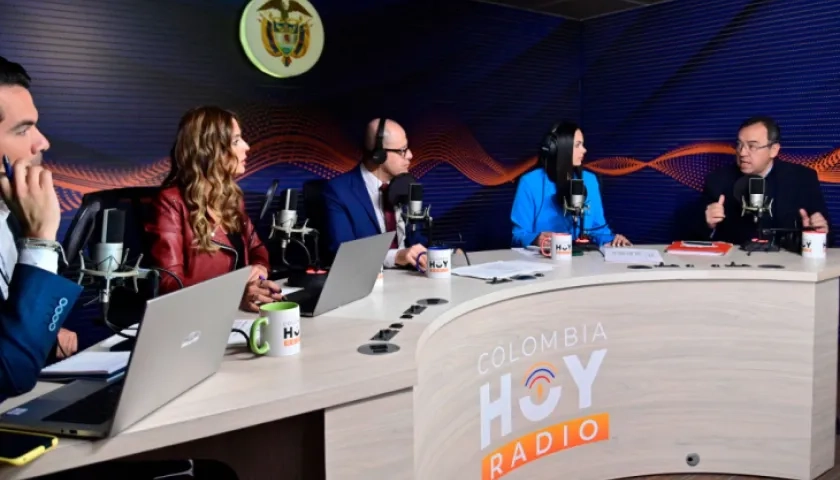 Ministro del Interior, Alfonso Prada, haciendo el anuncio por  ‘Colombia Hoy Radio’.