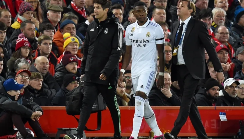 David Alaba abandona la cancha tras lesionarse contra el Liverpool.