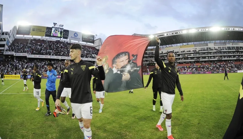 El homenaje de los jugadores de Liga de Quito al 'Patón' Bauza.