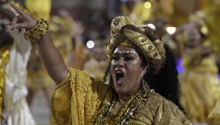 Una integrante de la escuela de samba Beija-Flor se presenta durante un desfile en la Avenida Marques de Sapucai, Río de Janeiro.