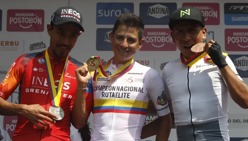 Esteban Chaves en medio de Daniel Martínez y Nairo Quintana.