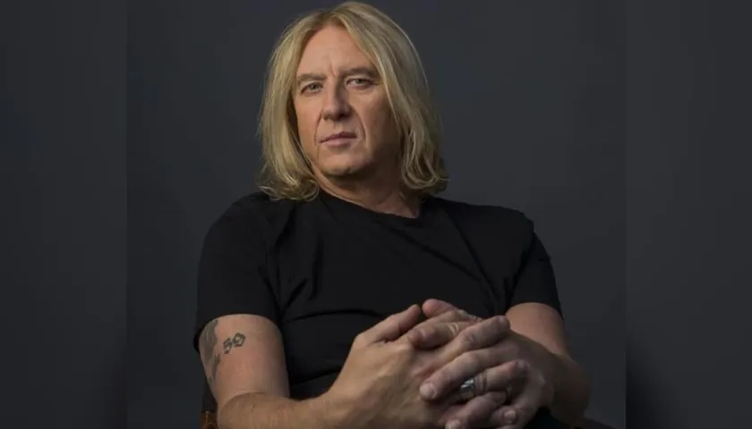 Joe Elliot, vocalista de Def Leppard, banda de rock británica.