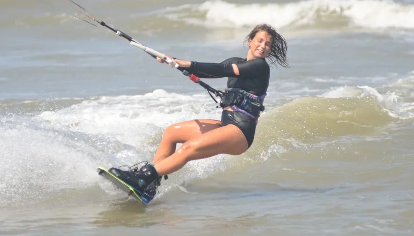 Varios participantes ya entrenan en las playas de Salinas del Rey.  