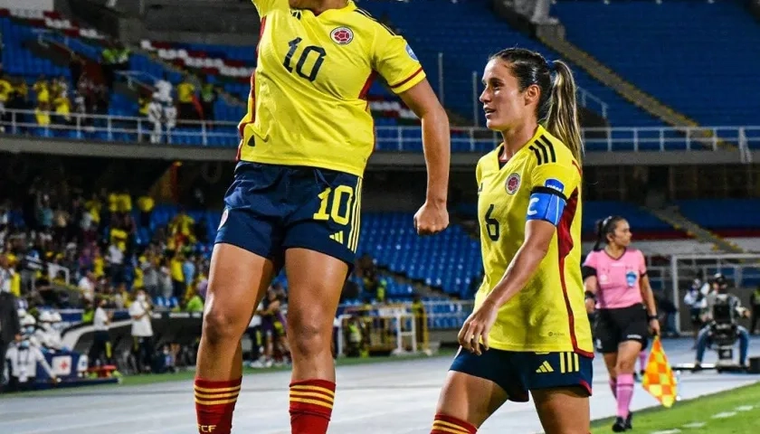 Leicy Santos y Daniela Montoya, integrantes de la Selección Colombia Femenina. 