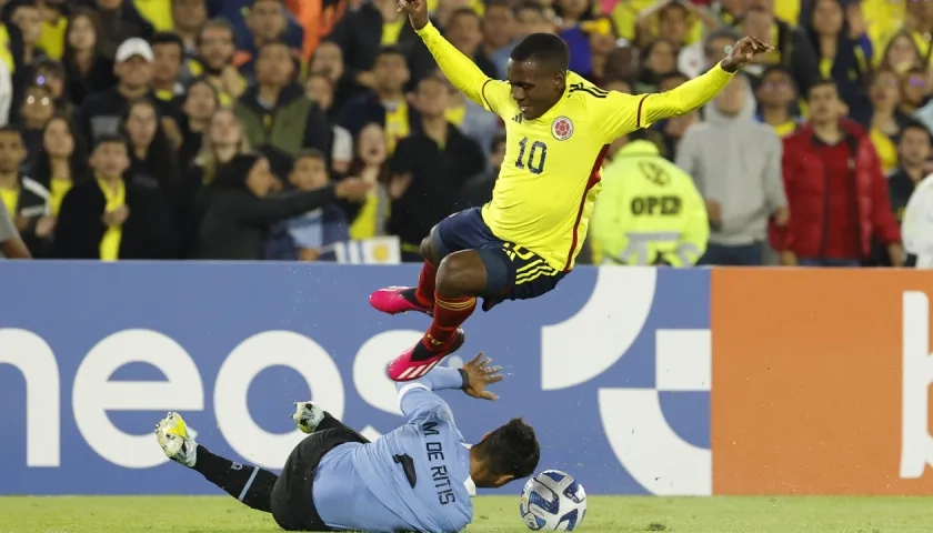 Alexis Castillo Manyoma, de Colombia, durante el partido contra Uruguay.