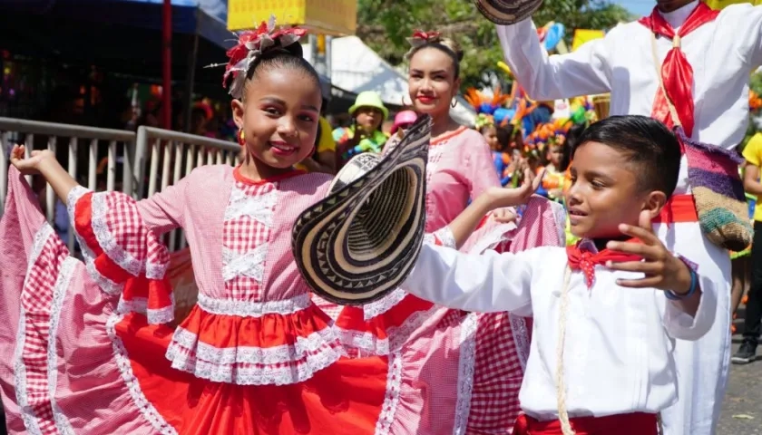 Grandes y chicos disfrutaron del desfile del Carnaval de los Niños 2023