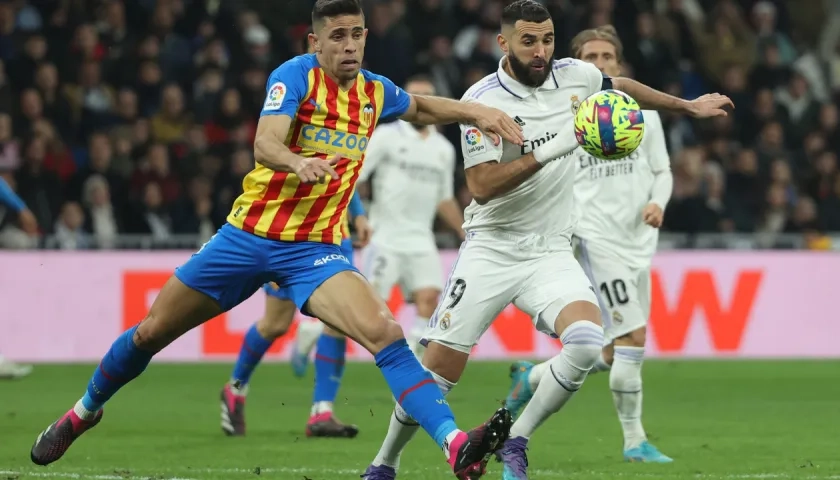 Gabriel Paulista en un duelo con Karim Benzema.