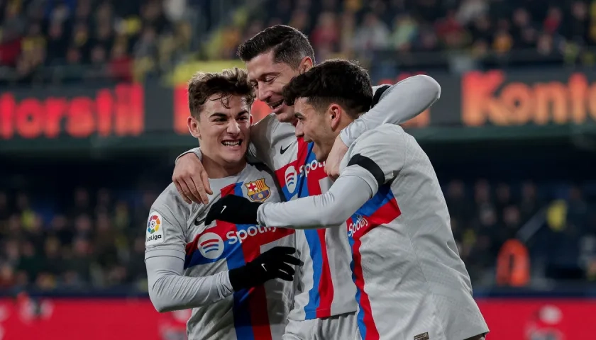 Gavi, Lewandowski y Pedri celebran el gol del triunfo del Barcelona.