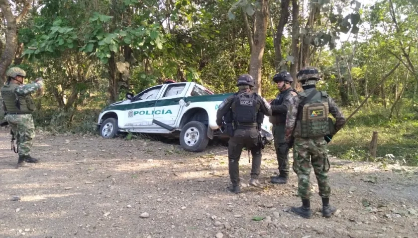 Estado en que quedó la patrulla en el que se movilizaban los uniformados.