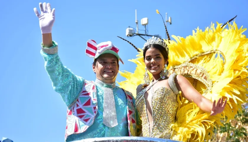 Los reyes de la 44, Tito Crissien y Daniella Falcón compartieron carroza en el desfile.