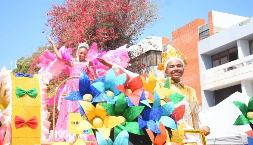 Tahiana Rentería y Diego Chelia compartieron carroza durante el multitudinario desfile.