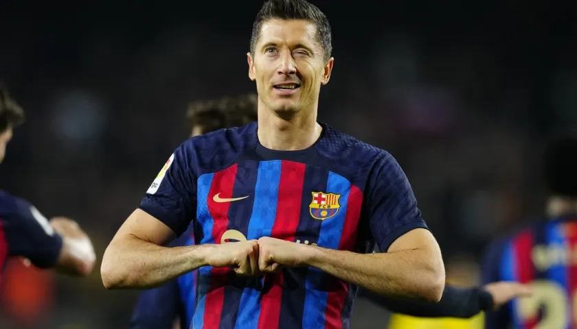 Robert Lewandowski comandará el ataque del Barcelona ante el Manchester United.