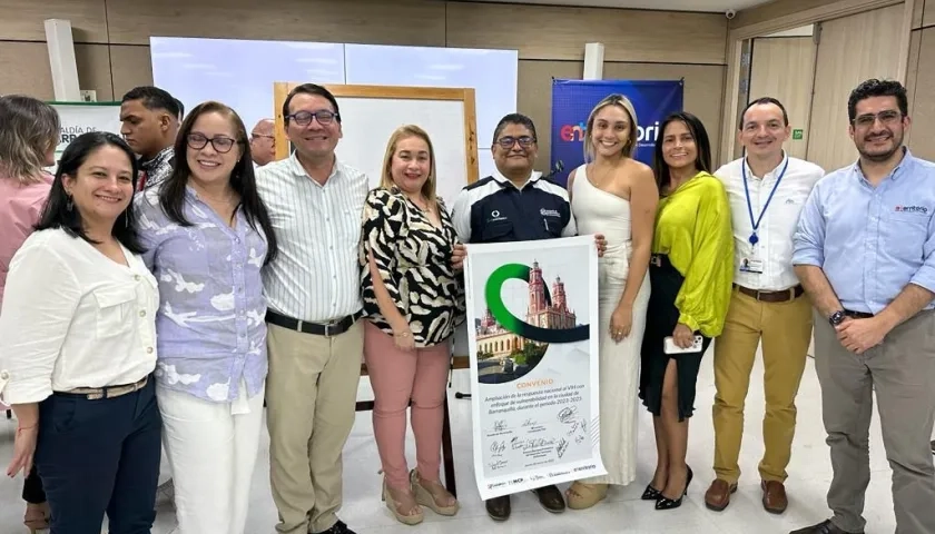 Representantes de la Alcaldía y EnTerritorio tras la firma del convenio.