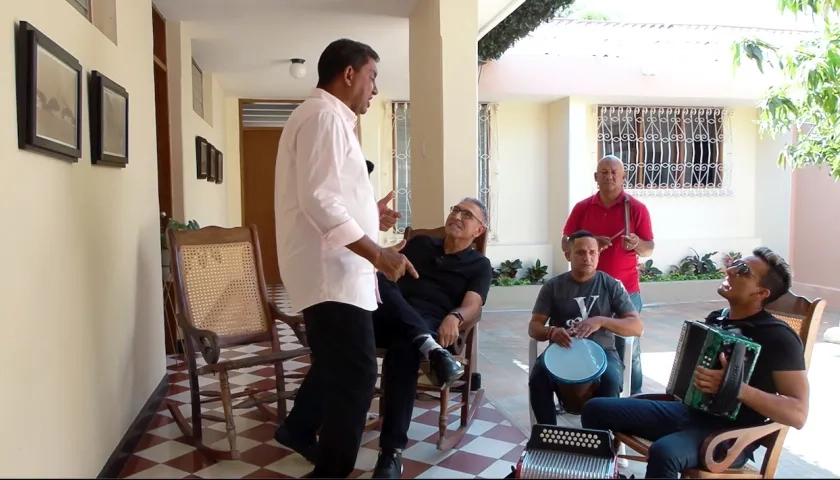 El compositor Aureiio 'Yeyo' Núñez interpretando sus canciones.