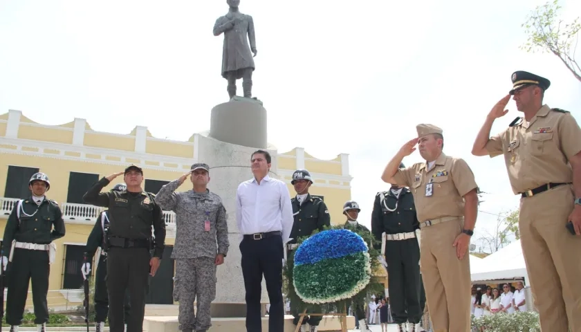 El alcalde de Soledad Rodolfo Ucrós rindiendo honores por los 209 años de Soledad. 