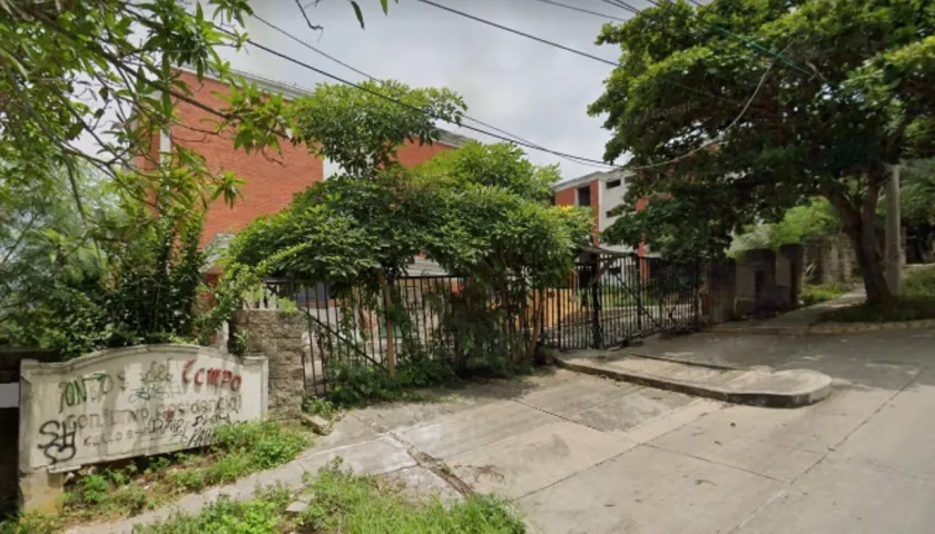 Conjunto residencial abandonado donde fue hallado muerto el reciclador. 