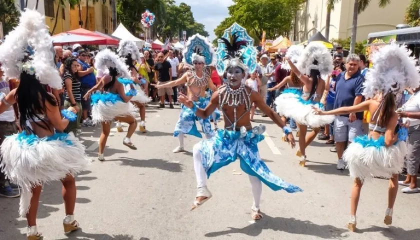 Grupos folclóricos durante el desfile.