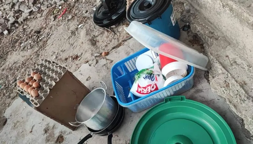 Alimentos y otros elementos que no alcanzaron a llevarse los ladrones.