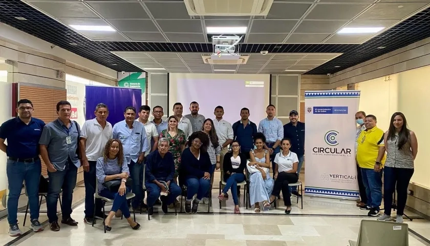 Delegados de Vertical-i, del Ministerio de Ciencia, Tecnología e Innovación y de empresas de la Costa en el lanzamiento de la convocatoria.