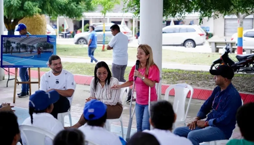 La Gobernadora Elsa Noguera explicando los proyectos.