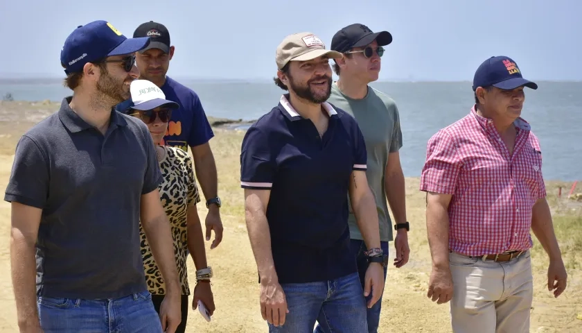 El Alcalde Jaime Pumarejo en la inspección de obras en la playa de Puerto Mocho.