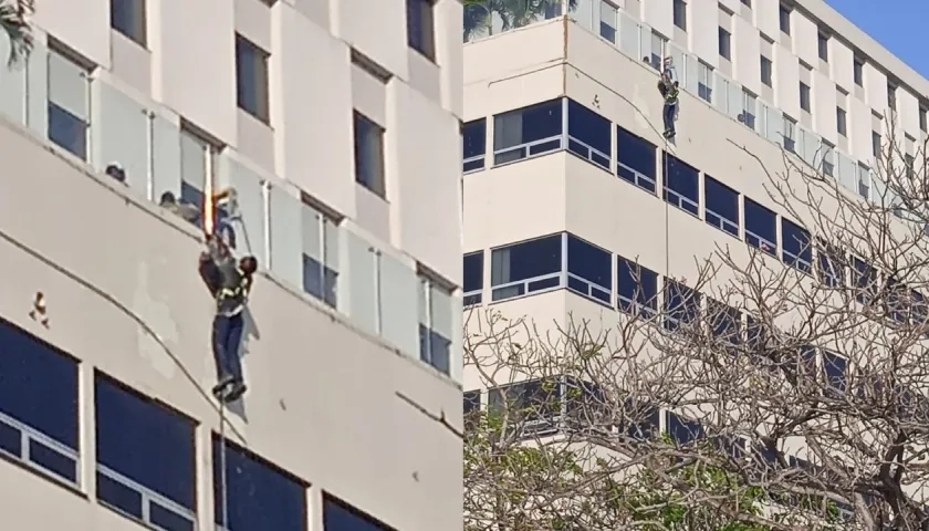 El obrero fue rescatado por los bomberos. 