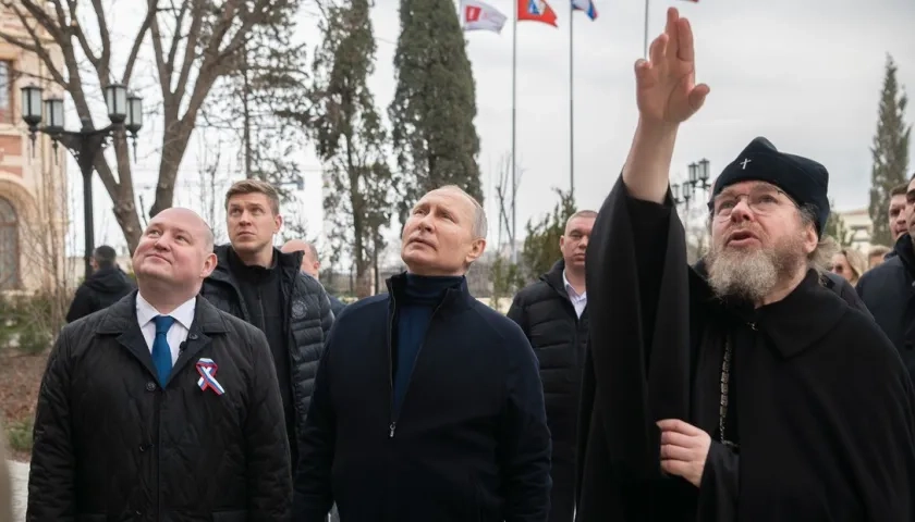 El presidente Vladimir Putin, en la visita relámpago que hizo a Mariúpol, ciudad ucraniana tomada por Ejército de Rusia.