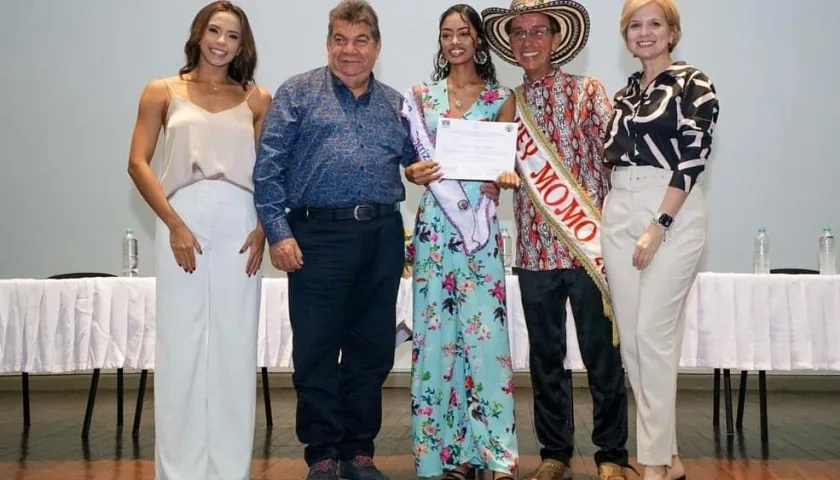 Entrega de becas a reinas populares.