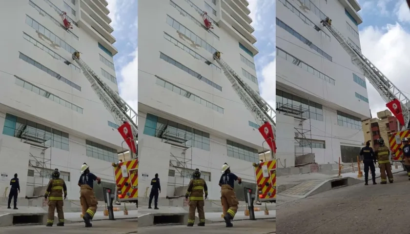 Momentos en que bomberos rescatan a los obreros. 