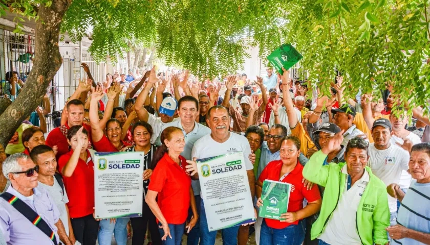 El alcalde Rodolfo Ucrós celebró esta entrega con habitantes de estos barrios. 