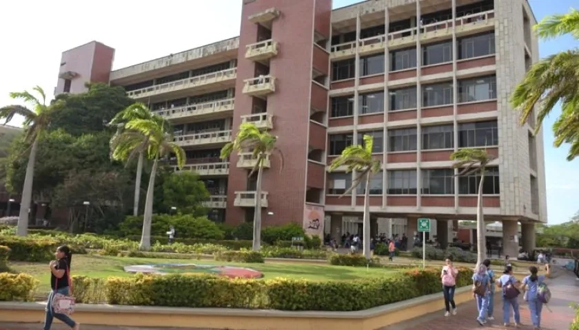 El fallo solamente está dirigido a la Facultad de Ciencias Jurídicas.