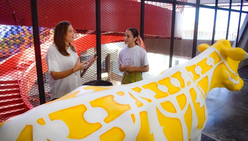 La Secretaria de Cultura, María Teresa Fernández, con una de las esculturas.