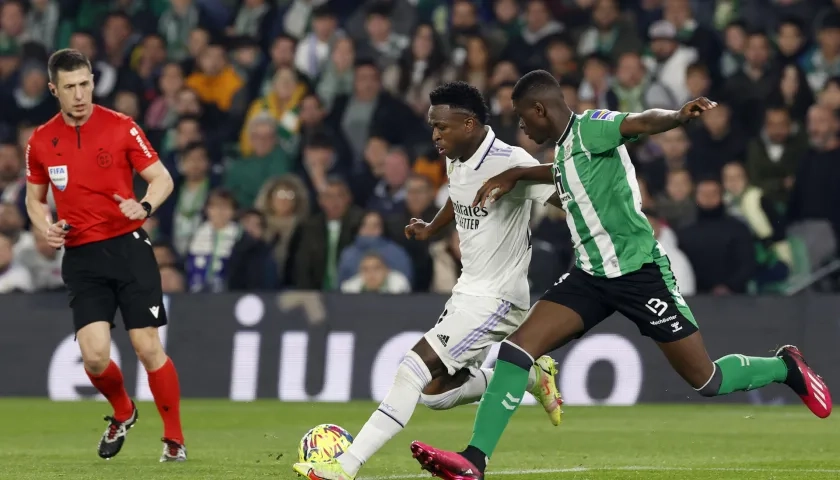 Vinicius Junior juega un balón ante Luiz Henrique 