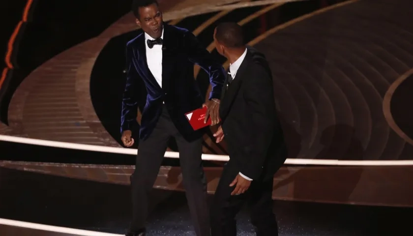  Will Smith (d) mientras abofetea al presentador de la gala Chris Rock (i).